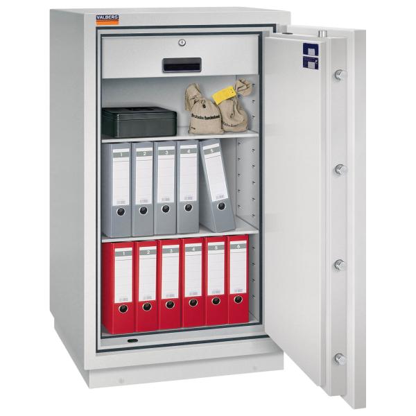 Geöffneter lichtgrauer Wertschutzschrank vor einem weißen Hintergrund mit massivem Korpus und offener Tür. Im inneren befinden sich zwei höhenverstellbare Fachböden und 1 Schublade mit 11 Ordner, eine Bargeldkassette und 2 Geldbeutel.